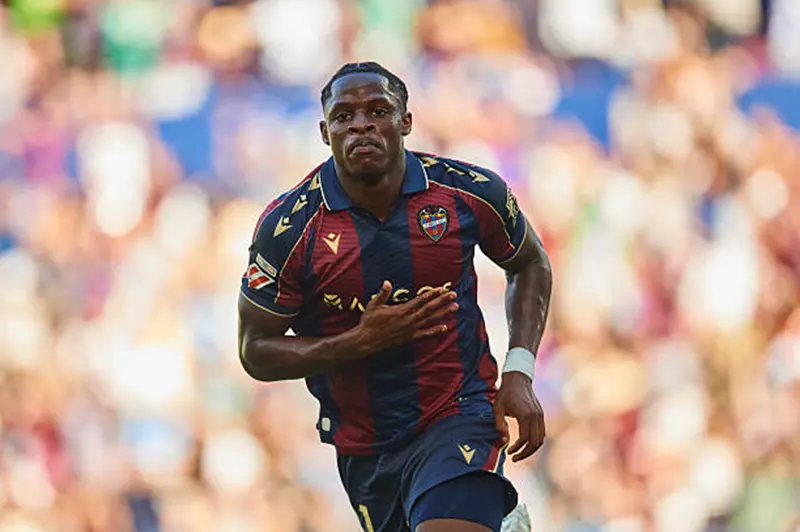 أرسنال ومانشستر يونايتد ينافسان برشلونة على ضم إيونج