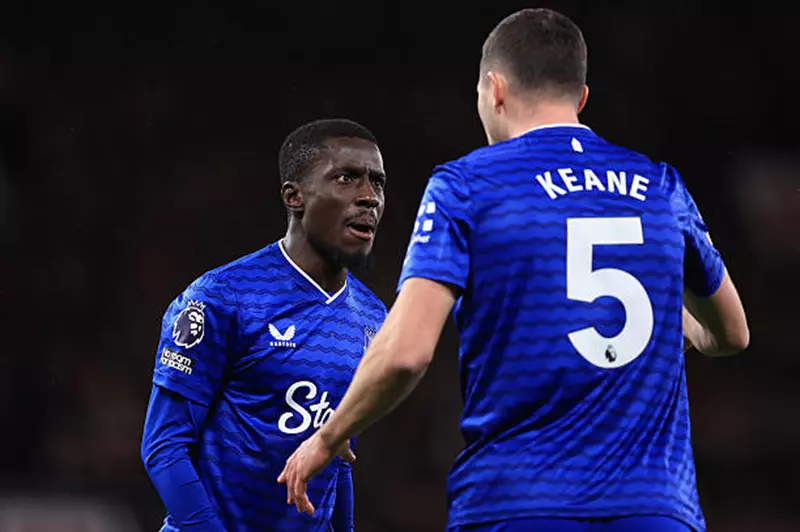 لاعب إيفرتون يعلق على واقعة صفع زميله في مباراة يونايتد